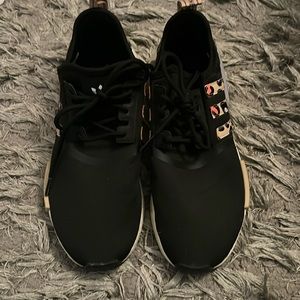 Super cute adidas sneakers! Only worn a few times!